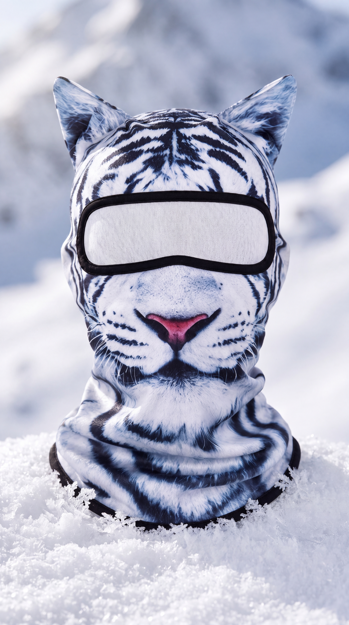 Pasamontañas tigre blanco sobre nieve